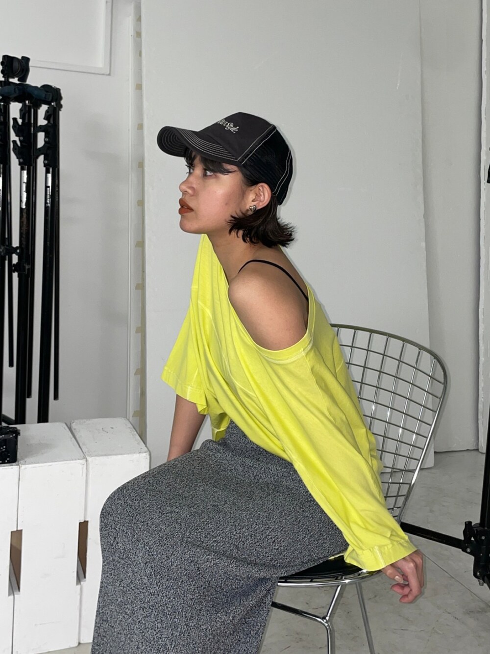 グリーン系のTシャツ/カットソー、グレー系のスカート、グレー系のサンダルを着用したレディースの夏コーディネートの4枚目の写真