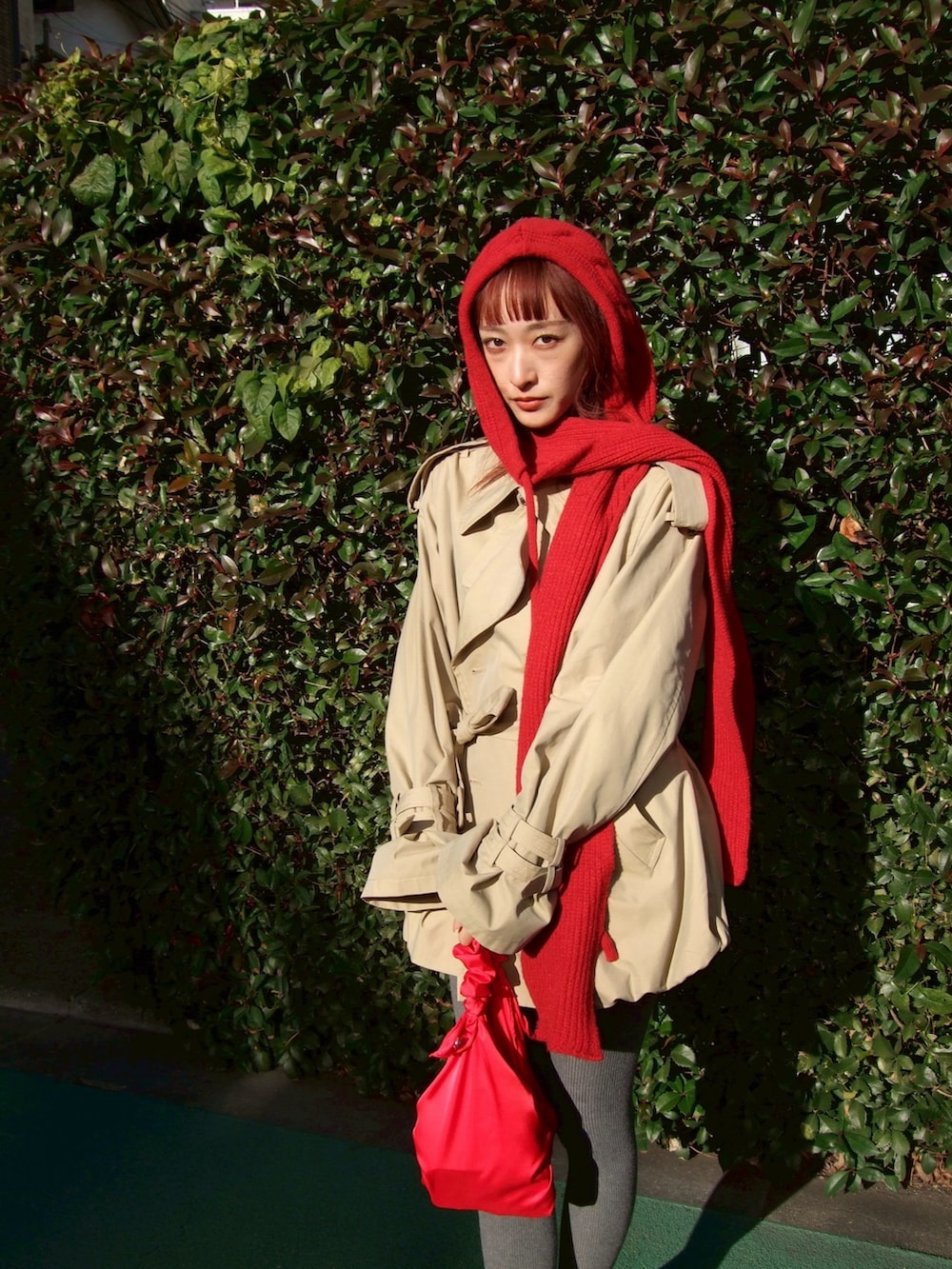 ベージュ系のトレンチコート、ブラック系のローファーを着用したレディースの春コーディネートの3枚目の写真