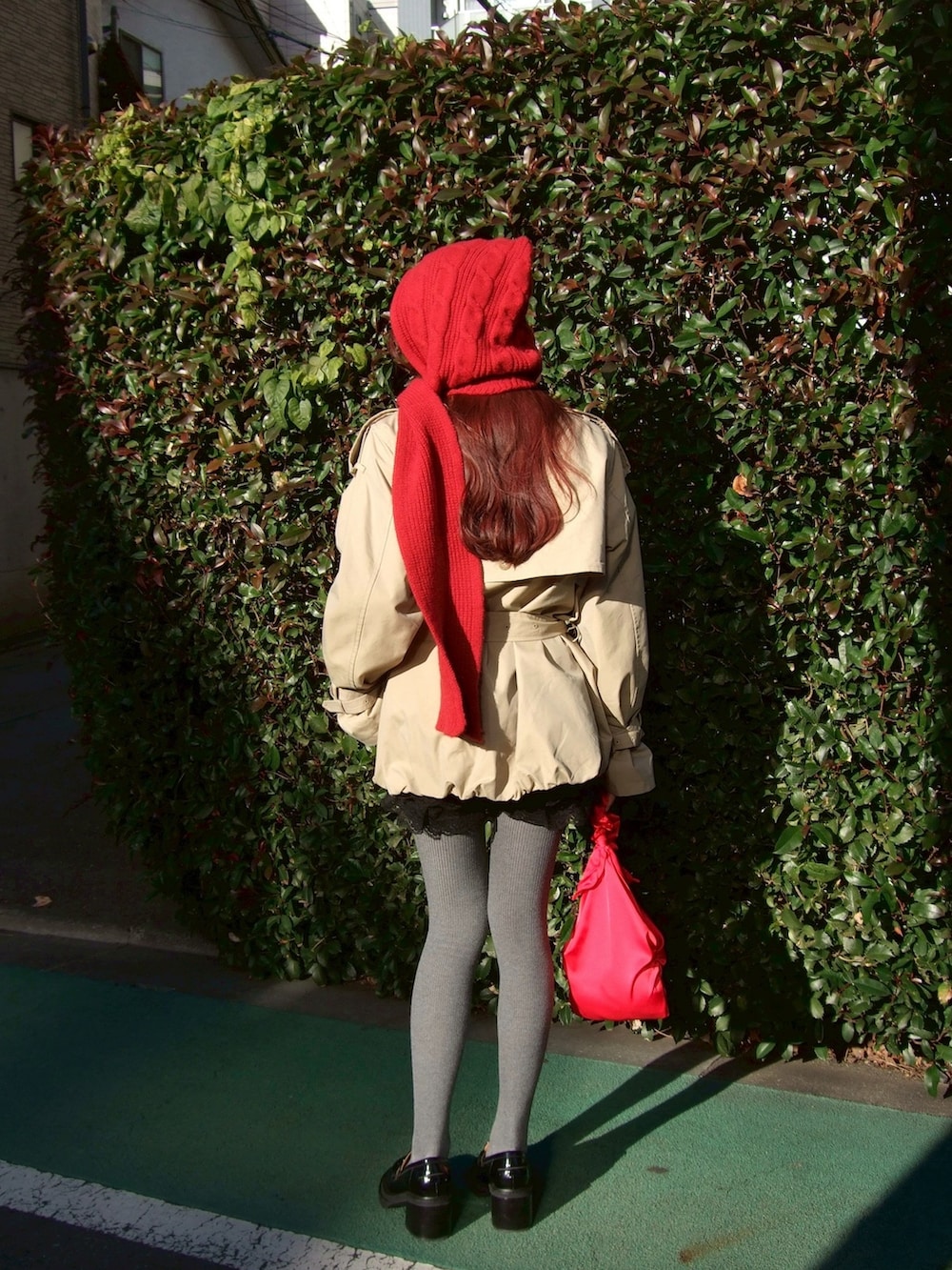 ベージュ系のトレンチコート、ブラック系のローファーを着用したレディースの春コーディネートの2枚目の写真