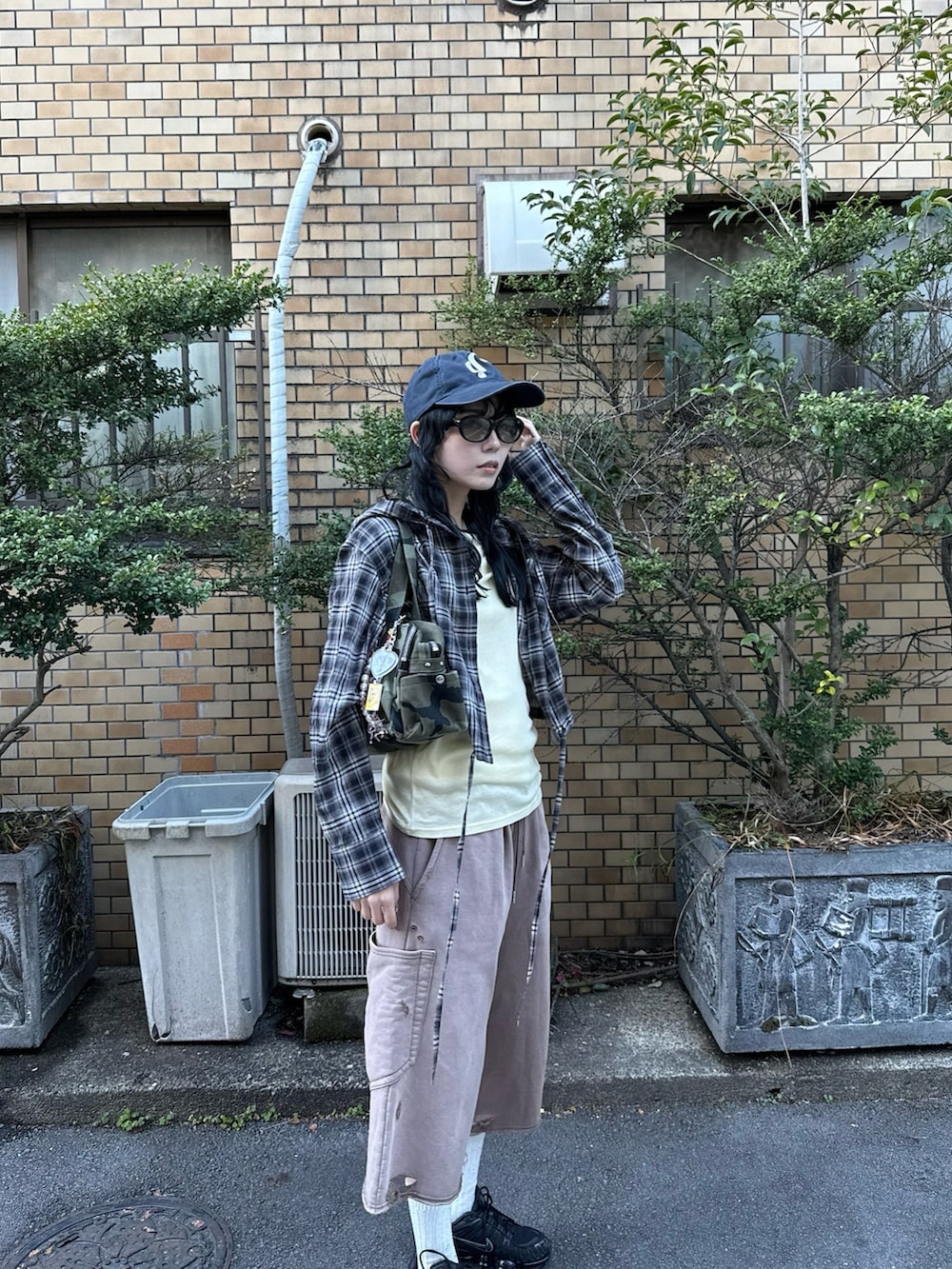 ブラック系のシャツ/ブラウス、ブルー系のTシャツ/カットソー、ブラウン系のスウェットパンツを着用したレディースの春コーディネートの3枚目の写真