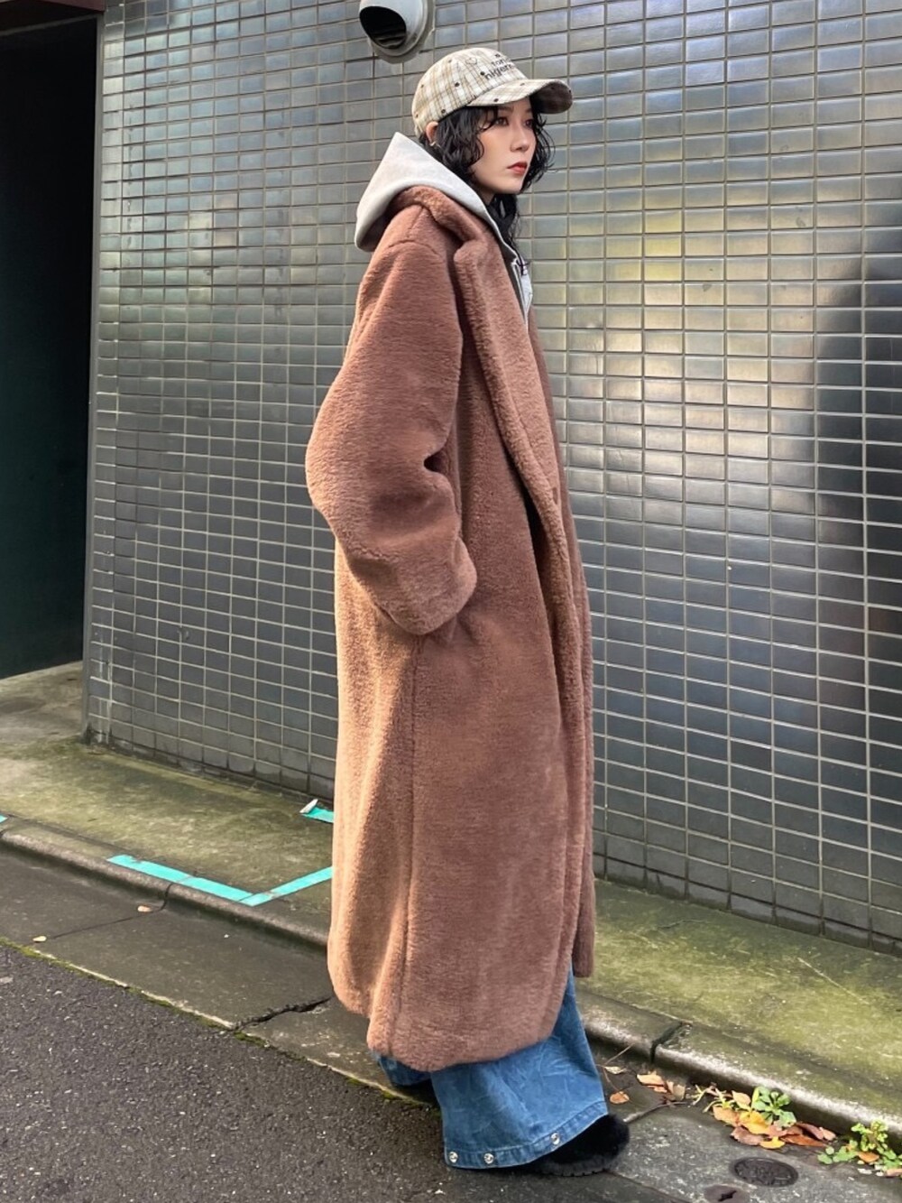 ブラウン系のその他アウター、ブルー系のデニムパンツを着用したレディースの秋コーディネートの2枚目の写真