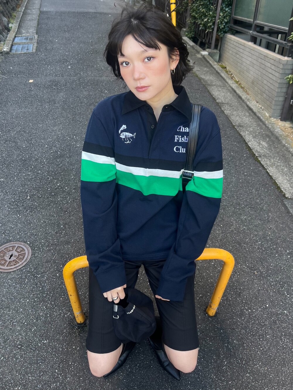 ブルー系のTシャツ/カットソー、ブラック系のキャップを着用したレディースの冬コーディネートの2枚目の写真