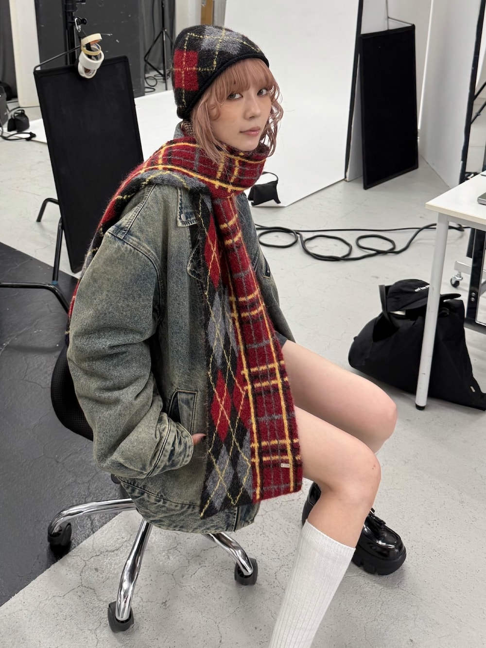 ブルー系のブルゾン、ブラック系のローファー、ブラウン系のニットキャップ/ビーニーを着用したレディースの秋コーディネートの2枚目の写真