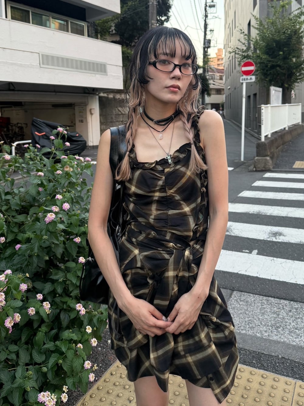 イエロー系のワンピース、イエロー系のシャツ/ブラウス、ブラック系のスニーカーを着用したレディースの夏コーディネートの2枚目の写真