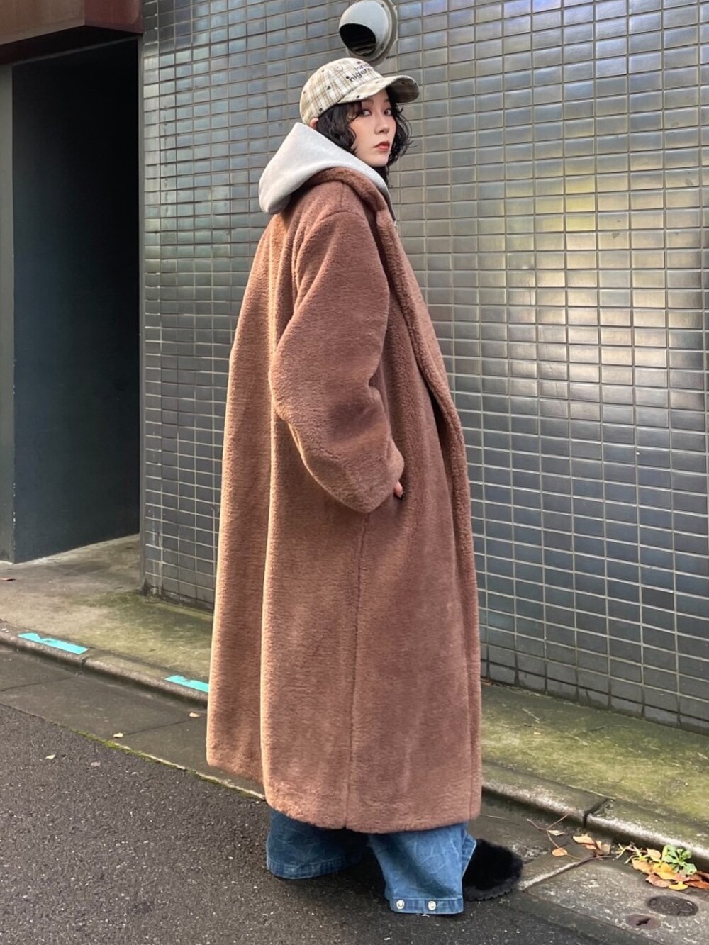 ブラウン系のその他アウター、ブルー系のデニムパンツを着用したレディースの秋コーディネートの3枚目の写真