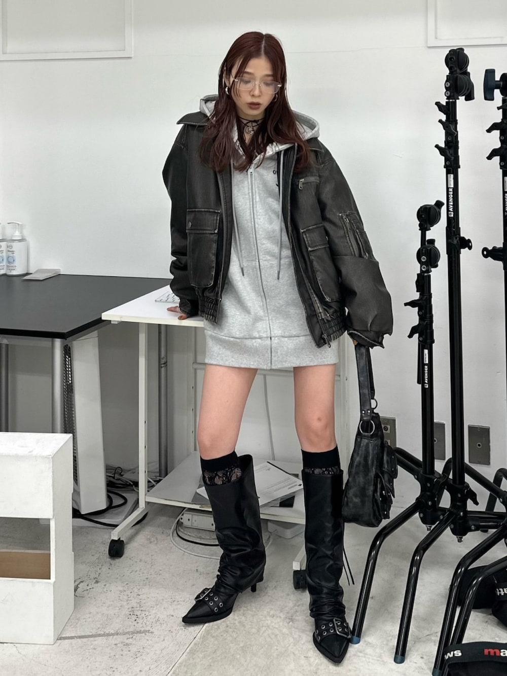 ブラック系のブーツ、ブラック系のショルダーバッグ、ブラック系のブルゾンを着用したレディースの秋コーディネートの2枚目の写真