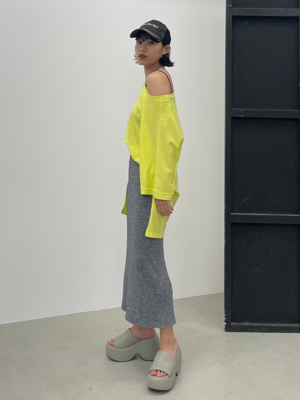 グリーン系のTシャツ/カットソー、グレー系のスカート、グレー系のサンダルを着用したレディースの夏コーディネートの3枚目の写真