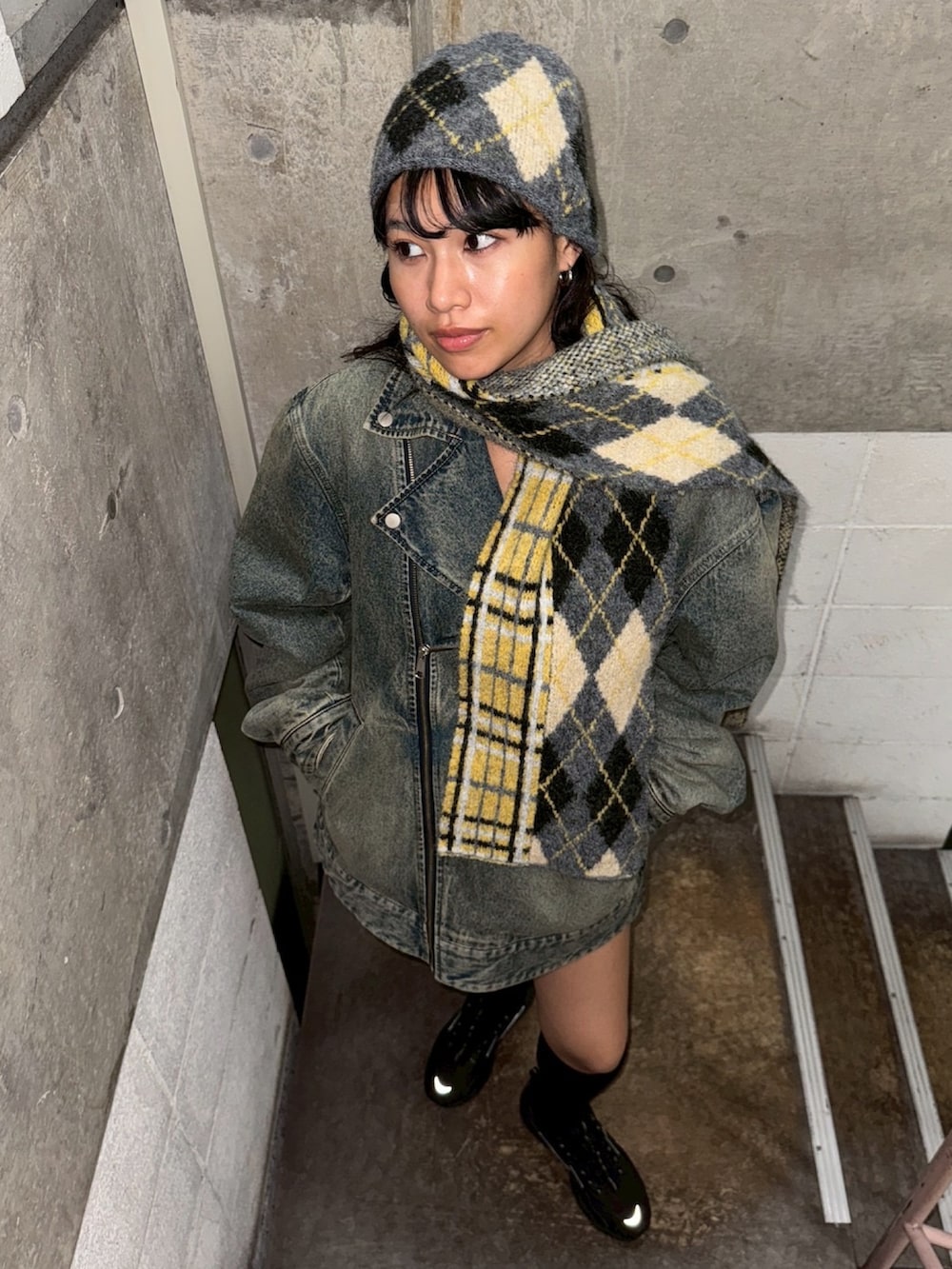 ブルー系のブルゾン、ブラック系のスニーカー、グレー系のニットキャップ/ビーニーを着用したレディースの秋コーディネートの3枚目の写真