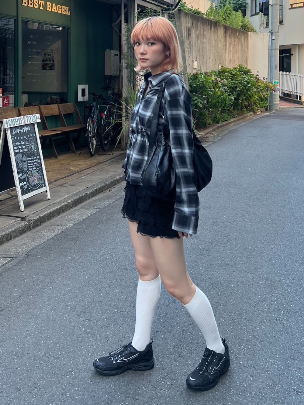ブラック系のシャツ/ブラウス、ブラック系のスラックス、ブラック系のスニーカーを着用したレディースの夏コーディネートの2枚目の写真
