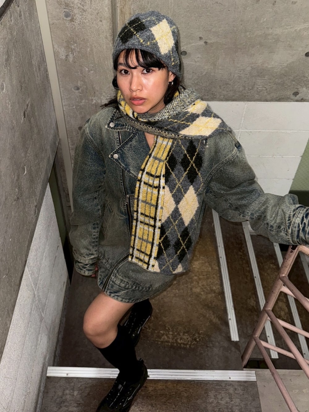 ブルー系のブルゾン、ブラック系のスニーカー、グレー系のニットキャップ/ビーニーを着用したレディースの秋コーディネートの2枚目の写真