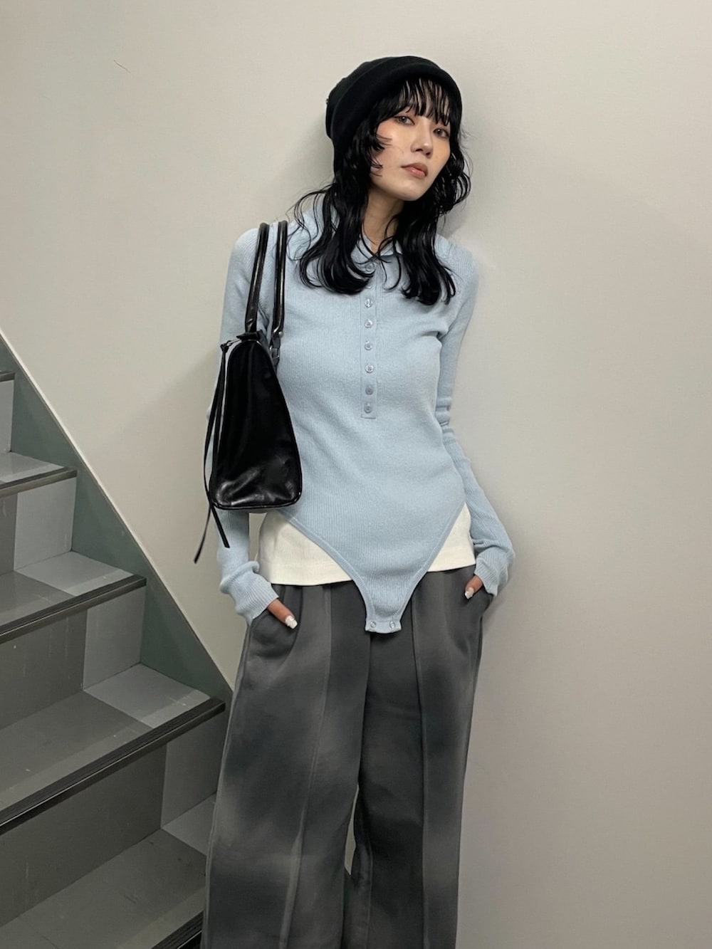 ブルー系のニット/セーター、グレー系のスウェットパンツを着用したレディースの冬コーディネートの3枚目の写真