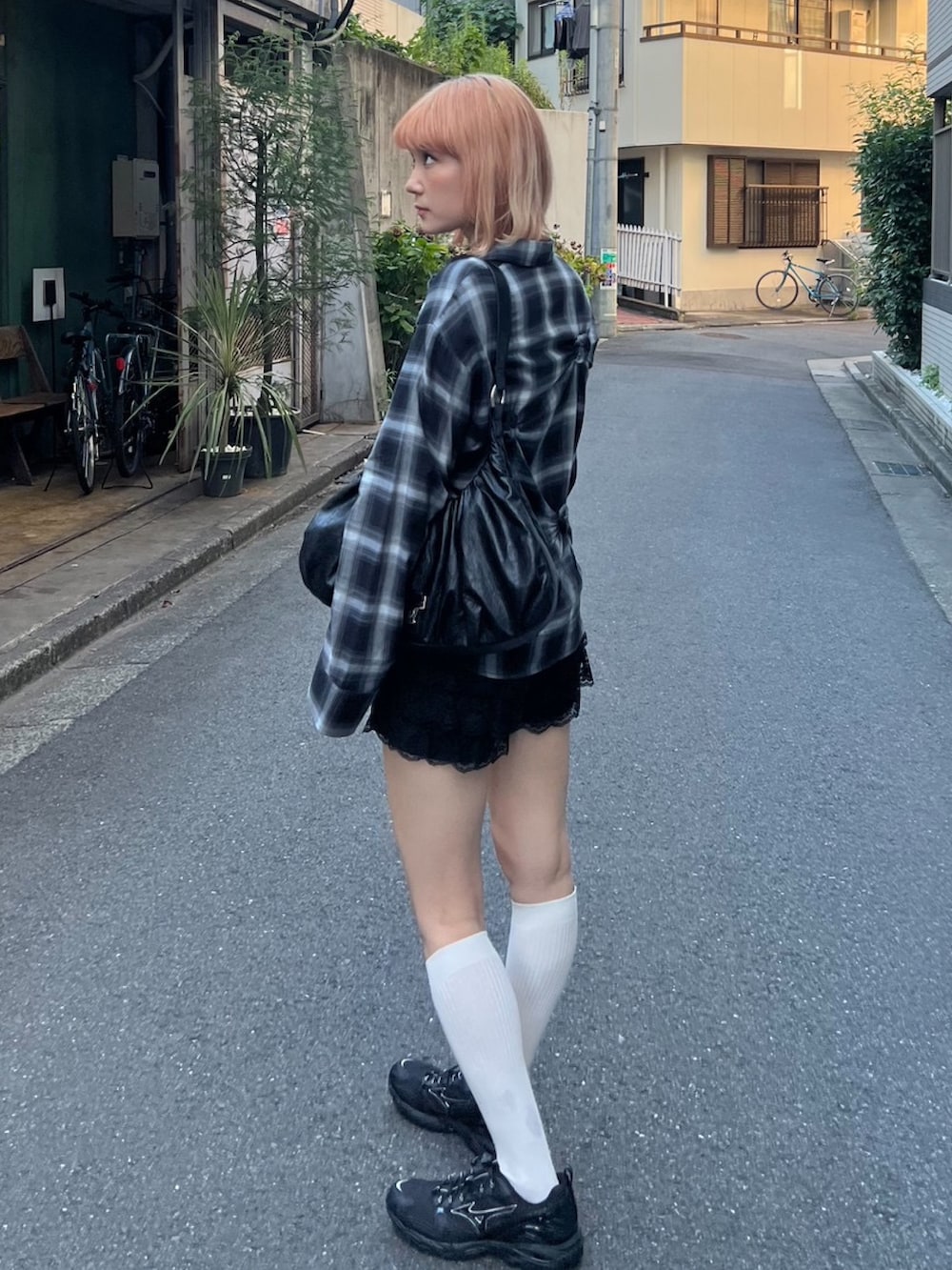 ブラック系のシャツ/ブラウス、ブラック系のスラックス、ブラック系のスニーカーを着用したレディースの夏コーディネートの4枚目の写真