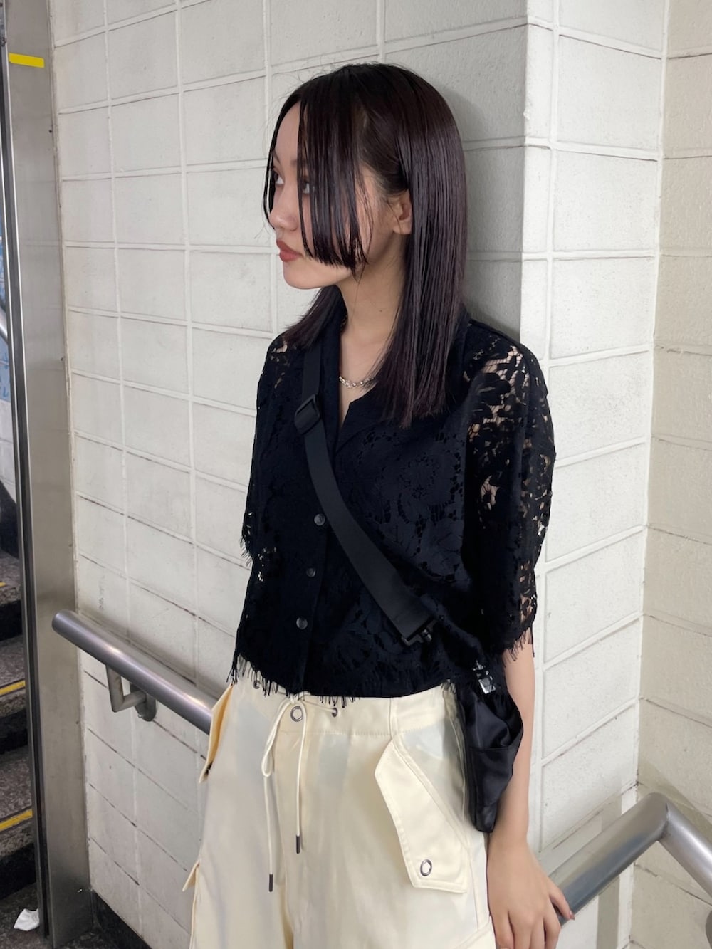 ブラック系のサンダル、ブラック系のシャツ/ブラウス、ホワイト系のスラックスを着用したレディースの夏コーディネートの4枚目の写真