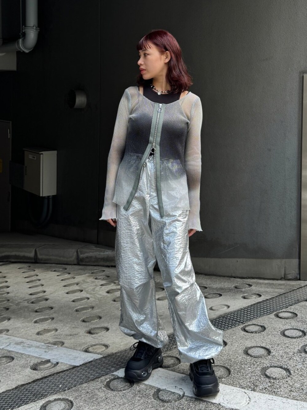 ブラック系のTシャツ/カットソー、シルバー系のスラックス、ブラック系のスニーカーを着用したレディースの冬コーディネートの2枚目の写真