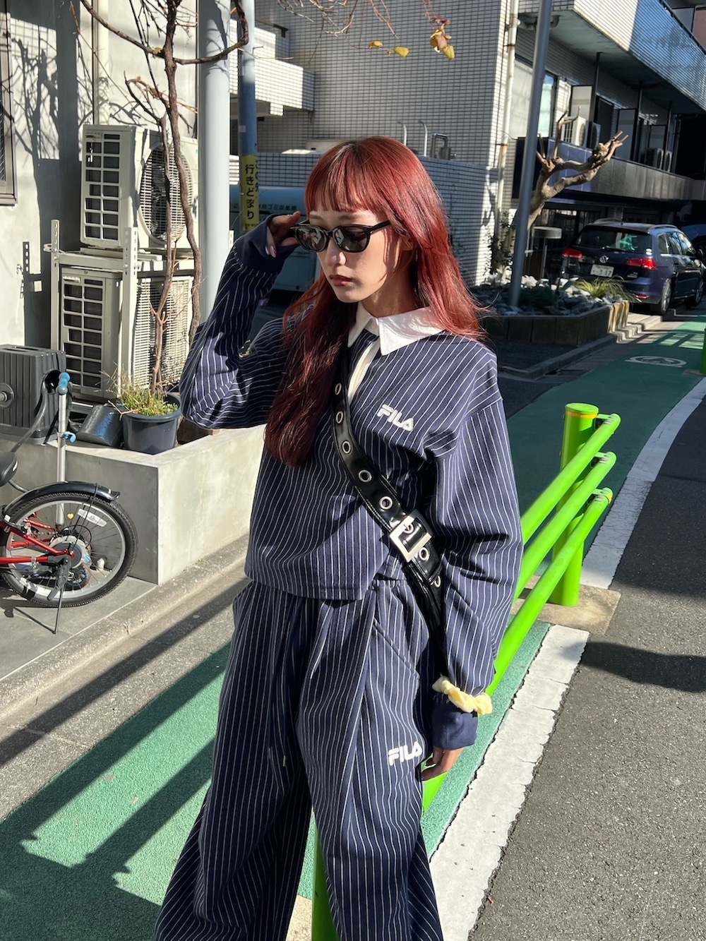 ブルー系のスウェットパンツ、ブラック系のブーツ、ブラック系のショルダーバッグを着用したレディースの冬コーディネートの2枚目の写真