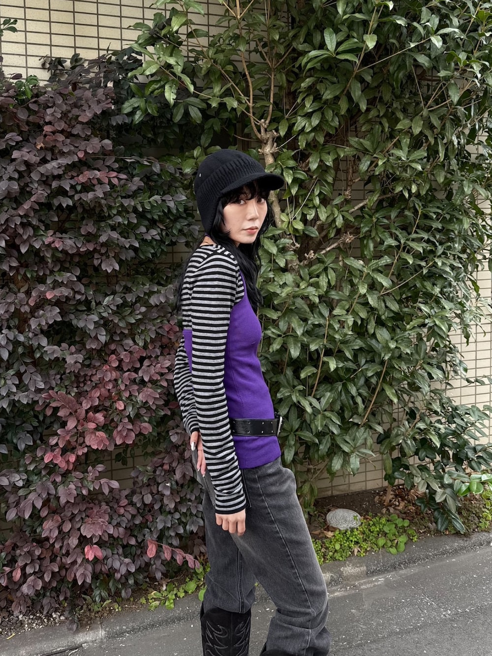 パープル系のキャミソール、ブラック系のTシャツ/カットソー、ブラック系のボディバッグ/ウエストポーチを着用したレディースの春コーディネートの2枚目の写真