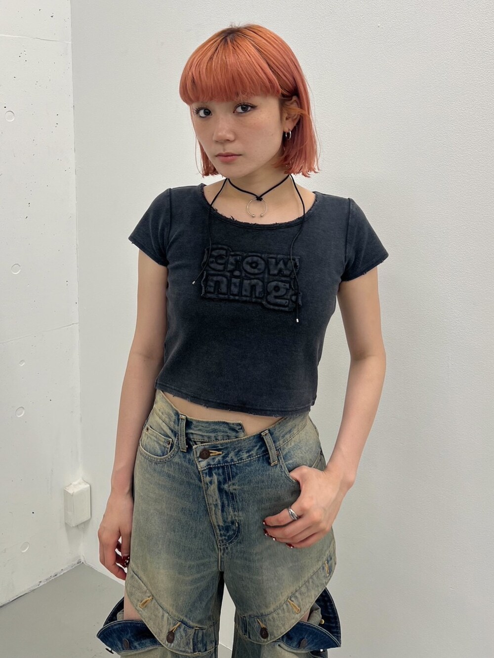 ブルー系のデニムパンツ、ブラック系のサンダル、ブラック系のTシャツ/カットソーを着用したレディースの夏コーディネートの3枚目の写真