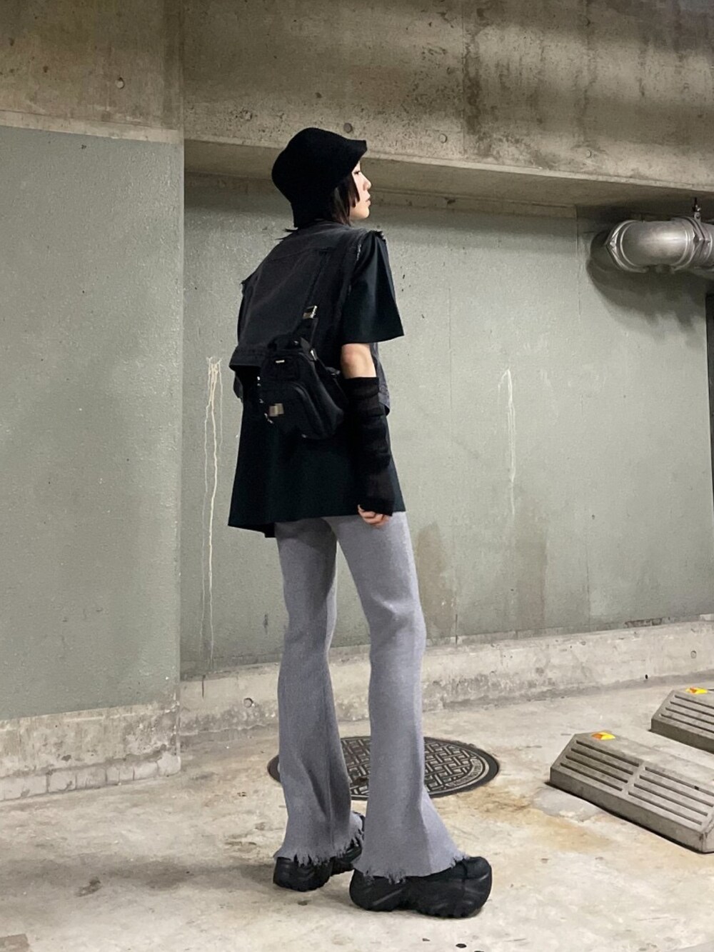 ブラック系のベスト、ブラック系のスニーカー、ブラック系のTシャツ/カットソーを着用したレディースの春コーディネートの2枚目の写真