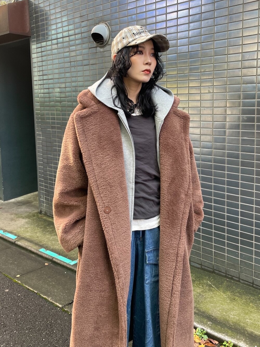 ブラウン系のその他アウター、ブルー系のデニムパンツを着用したレディースの秋コーディネートの4枚目の写真