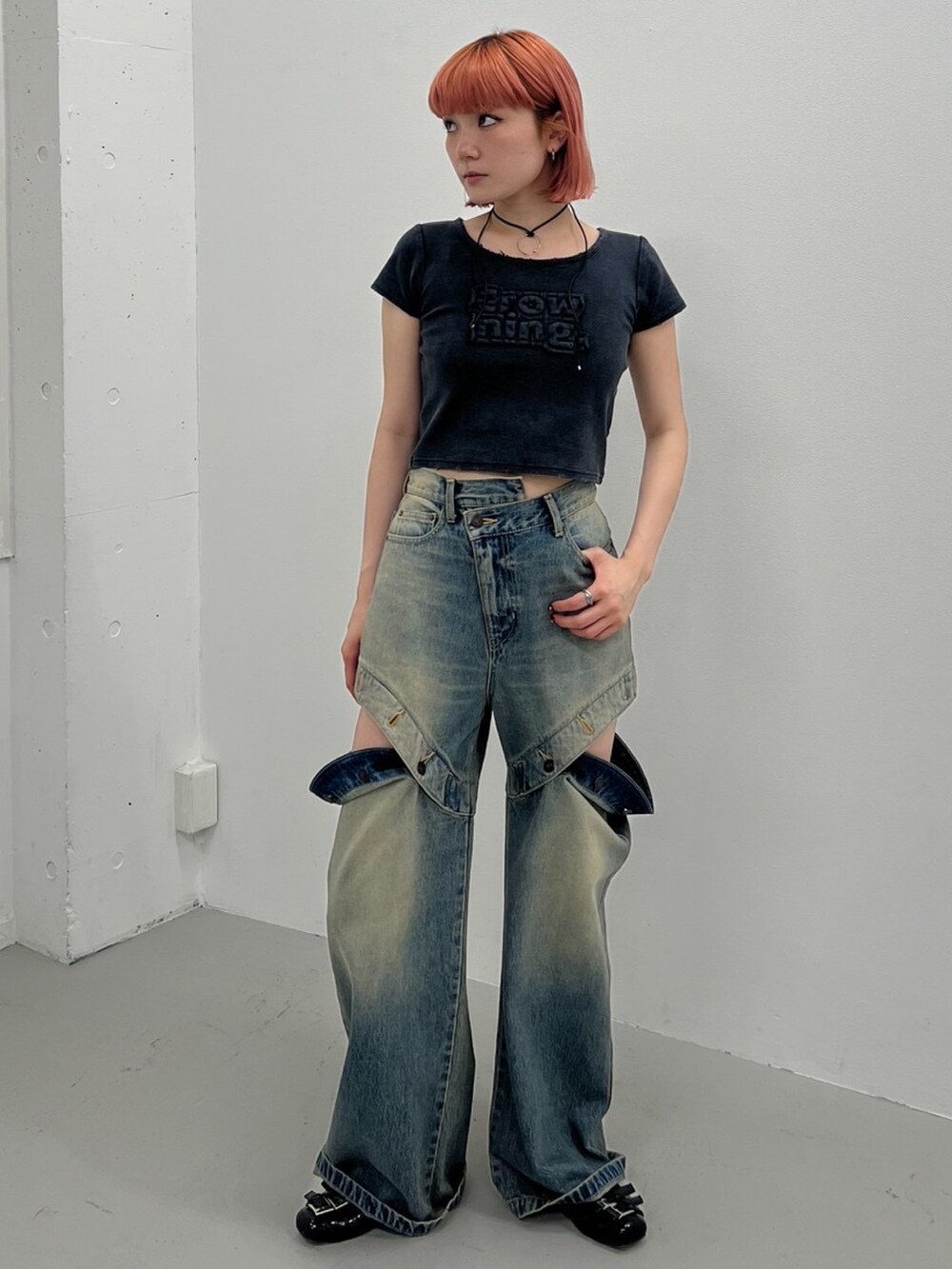 ブルー系のデニムパンツ、ブラック系のサンダル、ブラック系のTシャツ/カットソーを着用したレディースの夏コーディネートの2枚目の写真