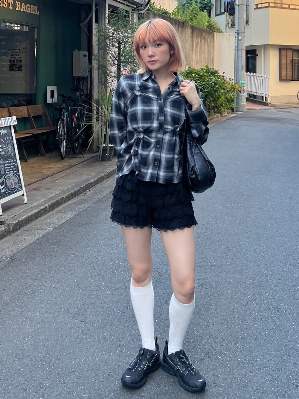 ブラック系のシャツ/ブラウス、ブラック系のスラックス、ブラック系のスニーカーを着用したレディースの夏コーディネートの3枚目の写真