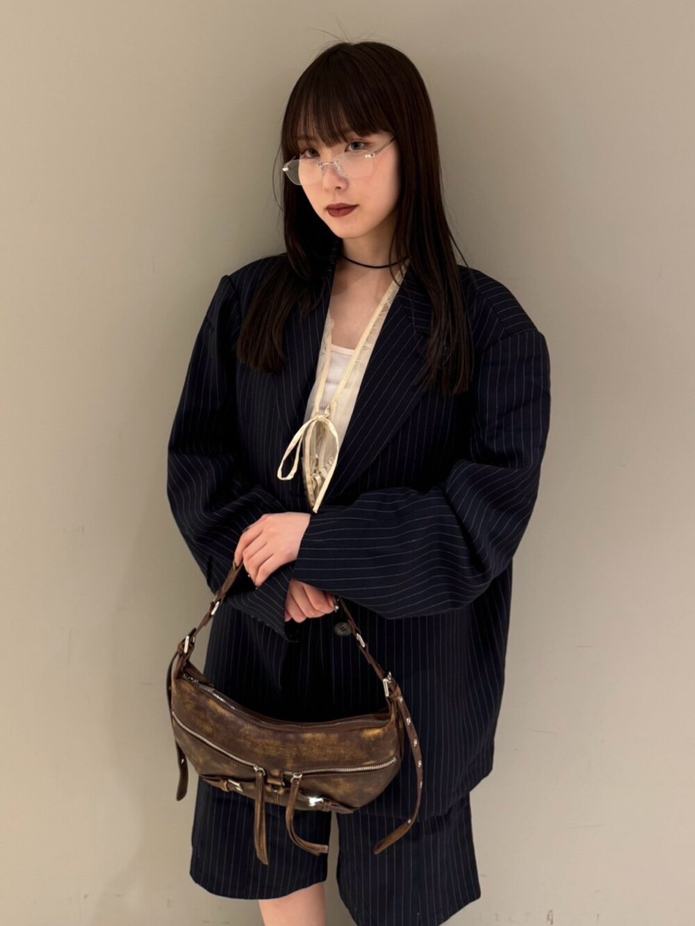 その他のスラックス、ホワイト系のシャツ/ブラウス、その他のテーラードジャケットを着用したレディースの秋コーディネートの2枚目の写真