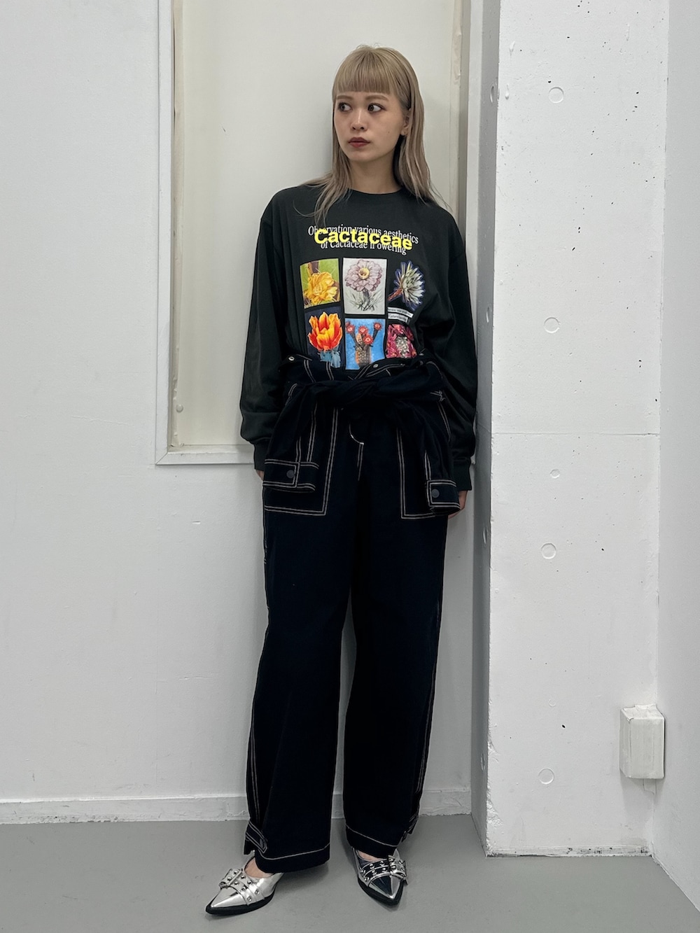 ブラック系のつなぎ/オールインワン、ブラック系のTシャツ/カットソー、シルバー系のサンダルを着用したレディースの夏コーディネートの2枚目の写真