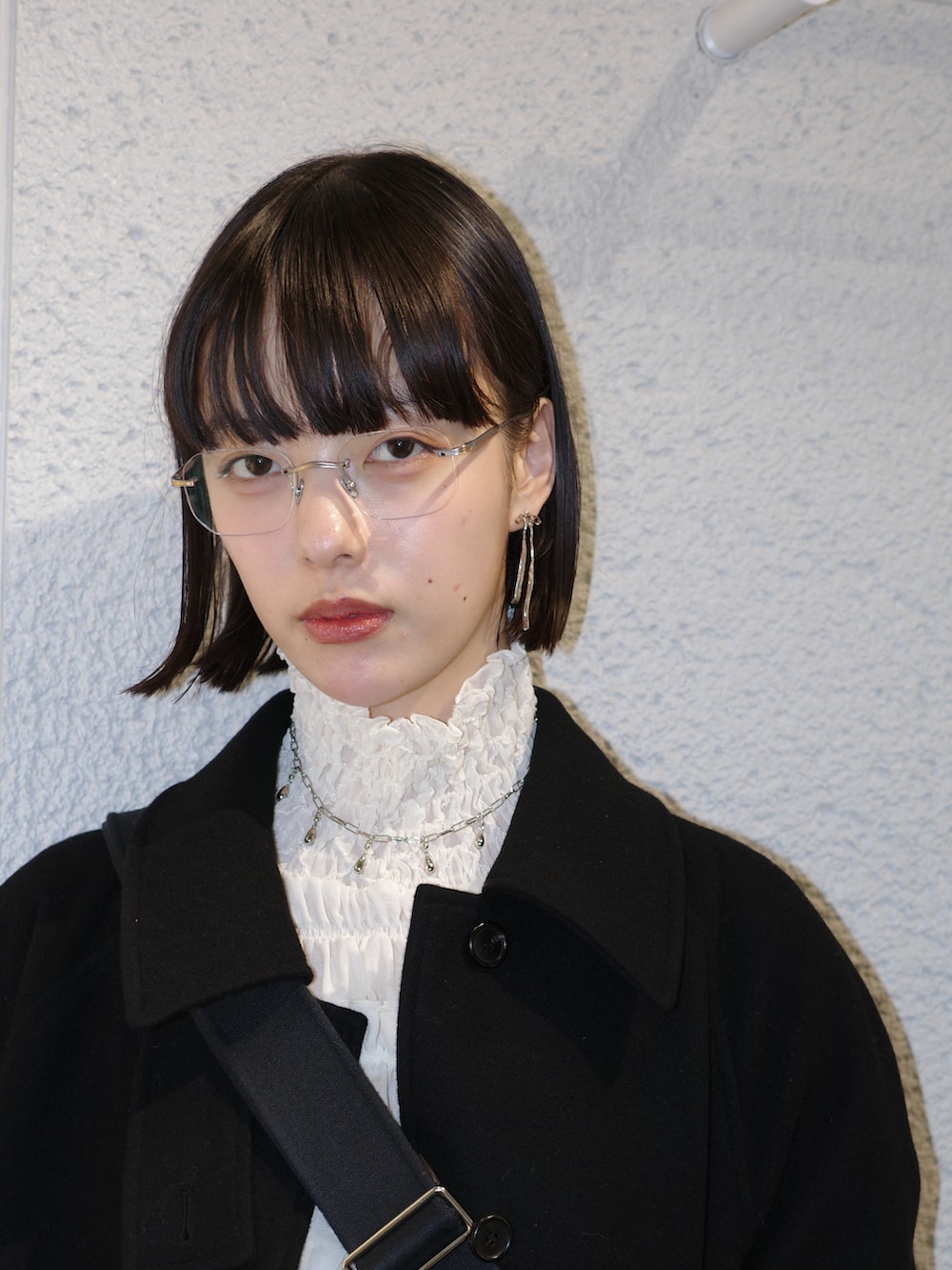 ホワイト系のシャツ/ブラウス、ブラック系のショルダーバッグ、ブラック系のローファーを着用したレディースの冬コーディネートの2枚目の写真