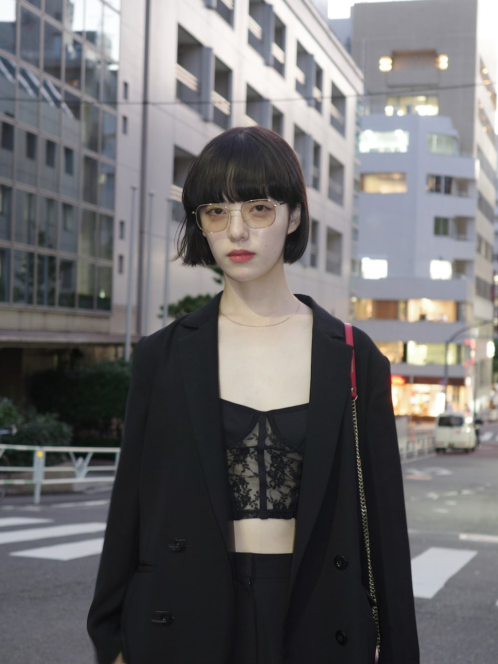 「オールブラック、ビスチェ、肌見せ、レース、ジャケット、ジャケットスタイル、初秋コーデ、秋服準備はじめました、秋服コーデ、今日のコスメと服」｜「FRAGMENTのアイテム（その他トップス、ブラック系）」を使った、小山モモさん（レディース・167cm）の夏コーディネートの2枚目の写真