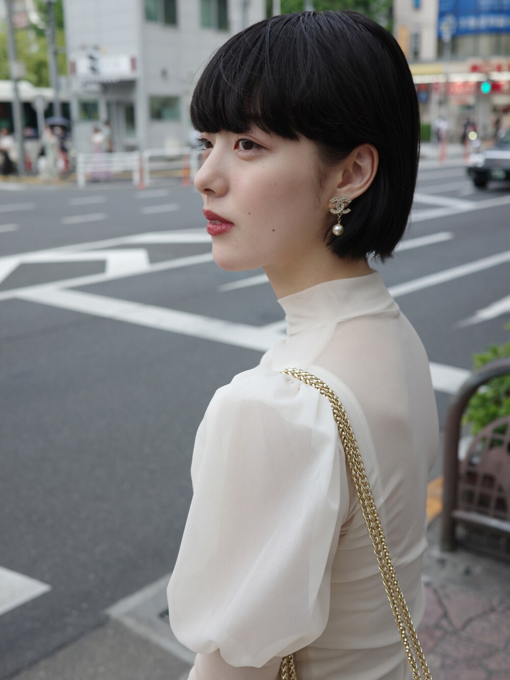 グレー系のその他パンツ、ブラック系のパンプス、ホワイト系のトップスを着用したレディースの秋コーディネートの2枚目の写真