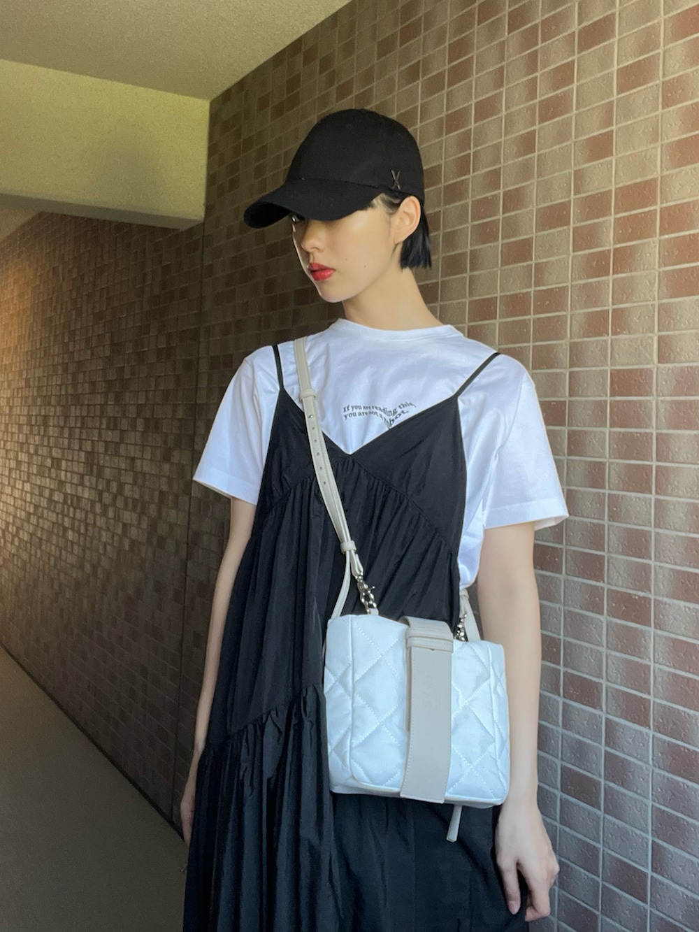 「キャップ、白Tシャツ、キャミワンピ、夏のコスメと服、ミニバッグ、日焼け対策」｜「VARZARのVARZAR(バザール)/Stud logo over fit ball cap/スタッズ ロゴ オーバーフィット ベースボール キャップ（キャップ、ブラック系）」を使った、小山モモさん（レディース・167cm）の春コーディネートの2枚目の写真