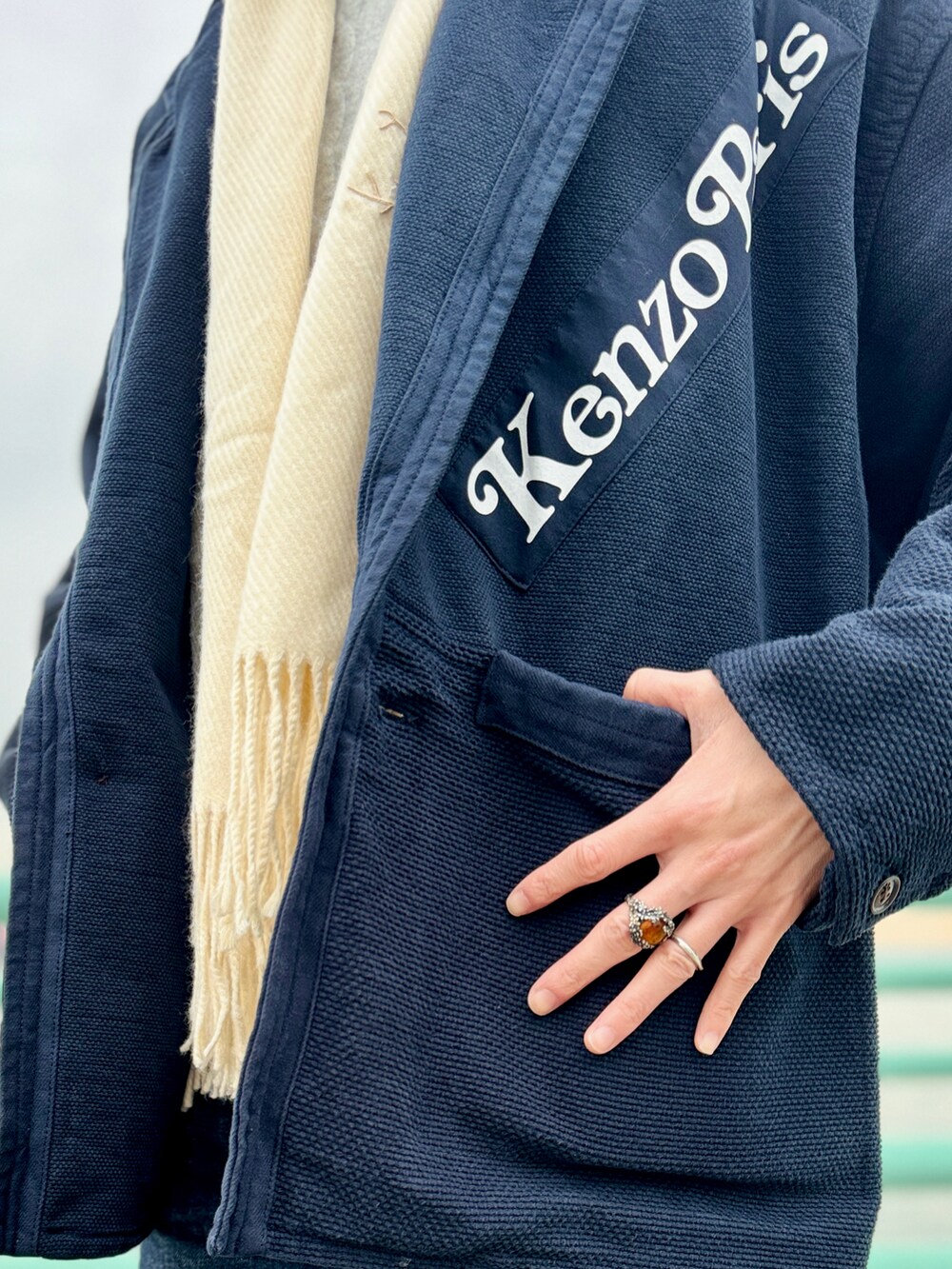 ブルー系のその他アウター、ブルー系のデニムパンツ、ホワイト系のサンダルを着用したメンズの冬コーディネートの3枚目の写真