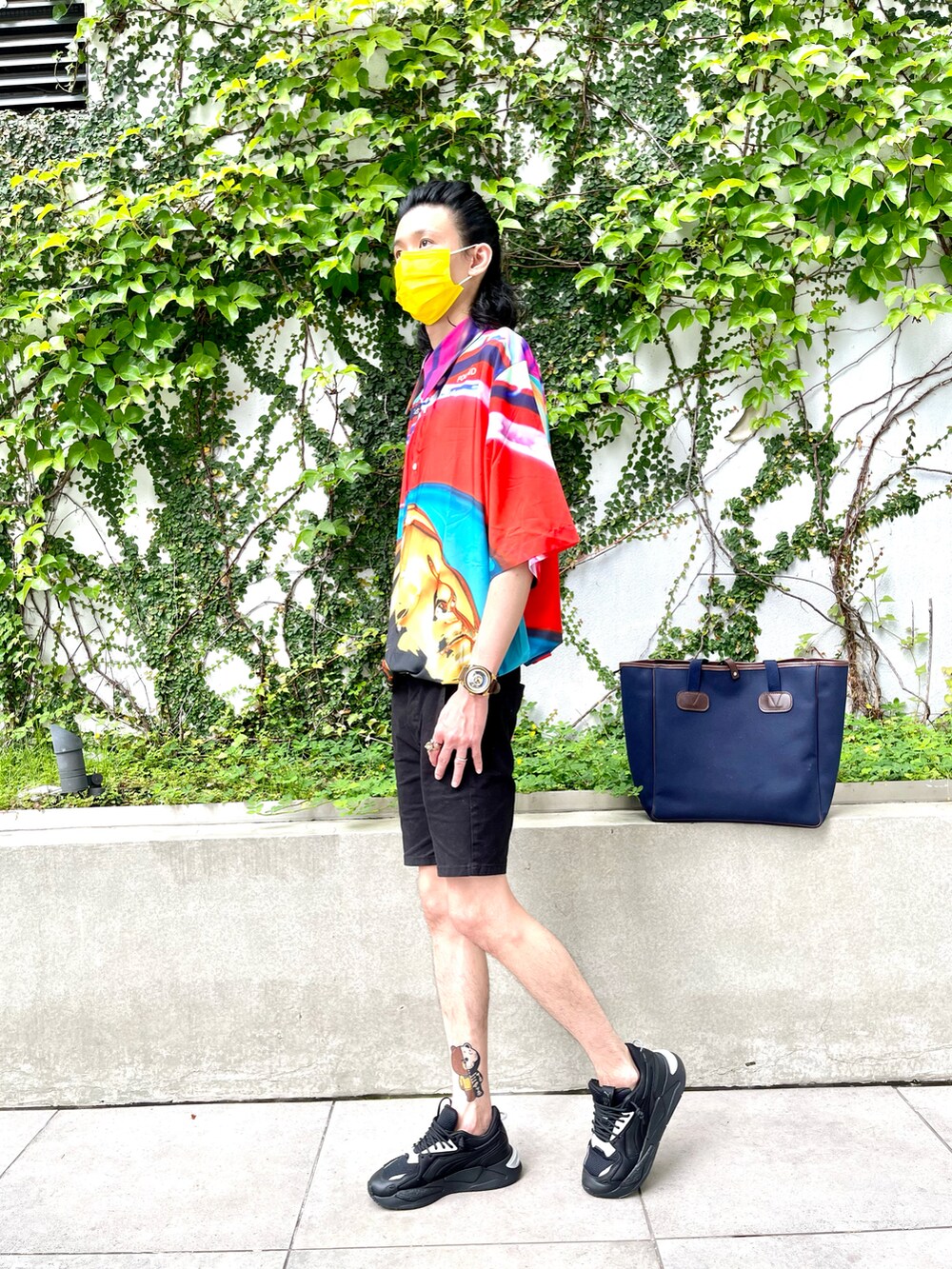 その他のシャツ/ブラウス、ブラック系のチノパンツ、ブラック系のスニーカーを着用したメンズの夏コーディネートの2枚目の写真