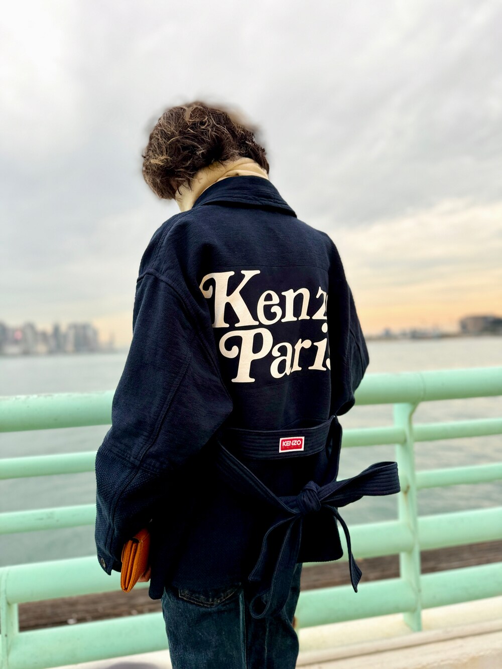 ブルー系のその他アウター、ブルー系のデニムパンツ、ホワイト系のサンダルを着用したメンズの冬コーディネートの2枚目の写真