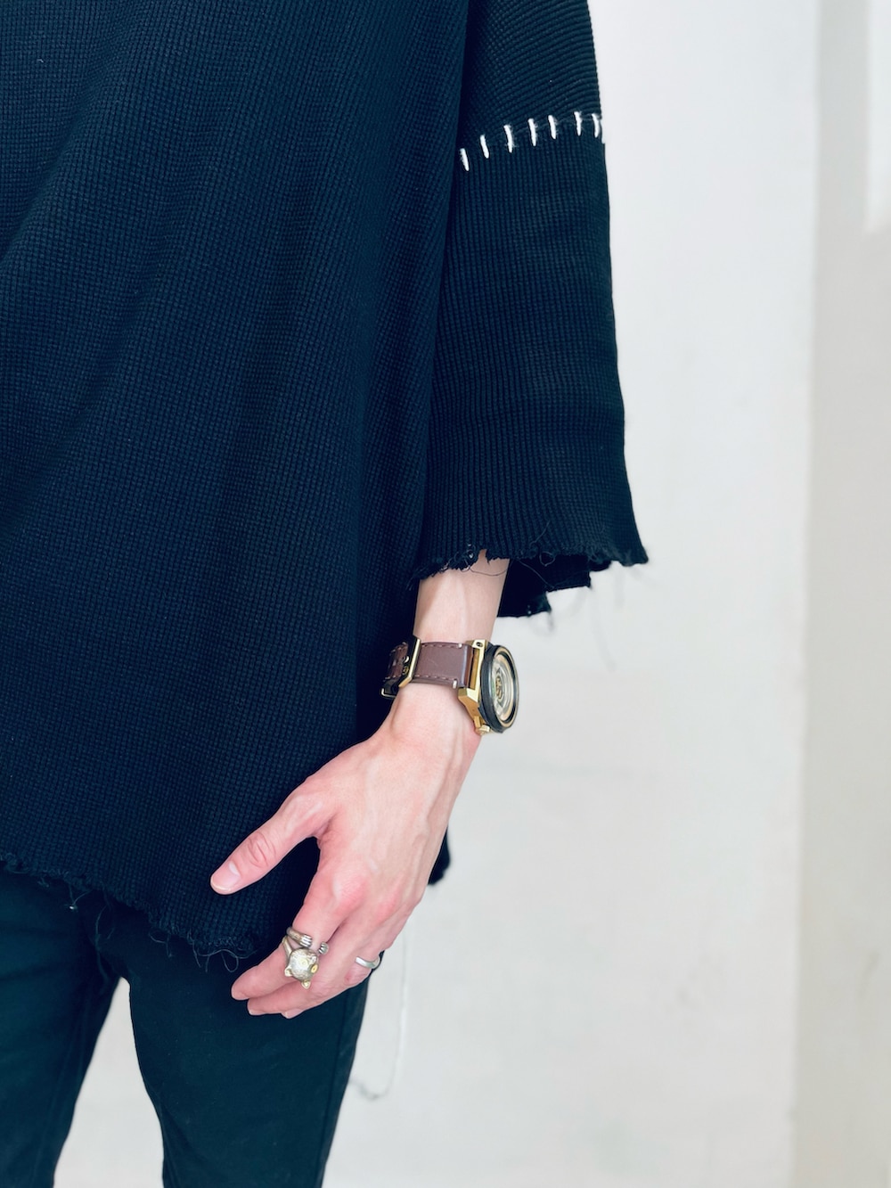 ブラック系のTシャツ/カットソー、ブラック系のスニーカー、グリーン系のトートバッグを着用したメンズの夏コーディネートの3枚目の写真