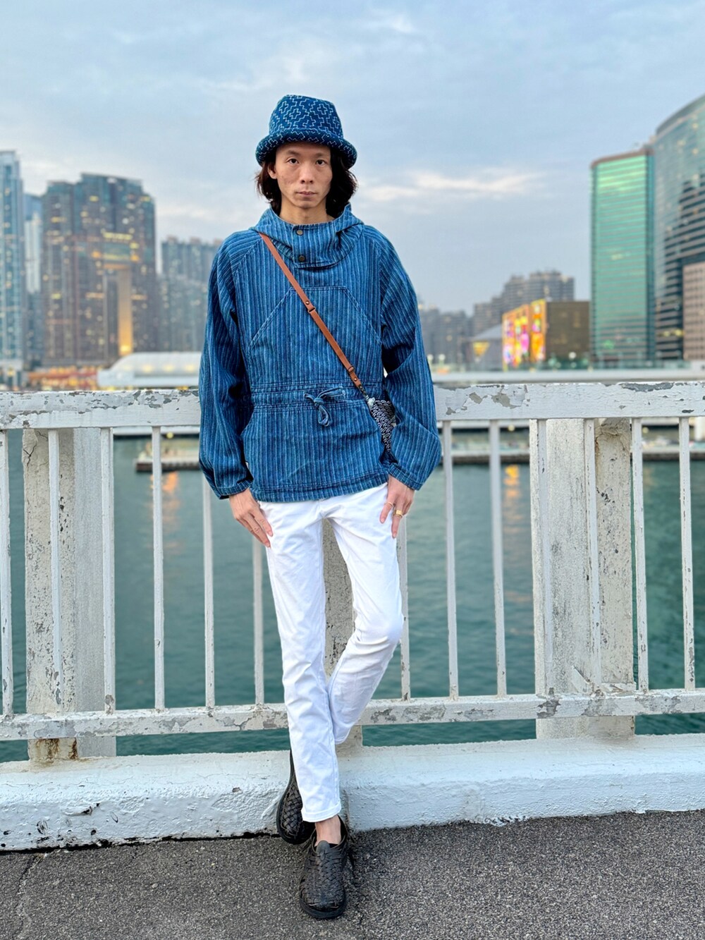 ブルー系のパーカーを着用したメンズの冬コーディネートの2枚目の写真