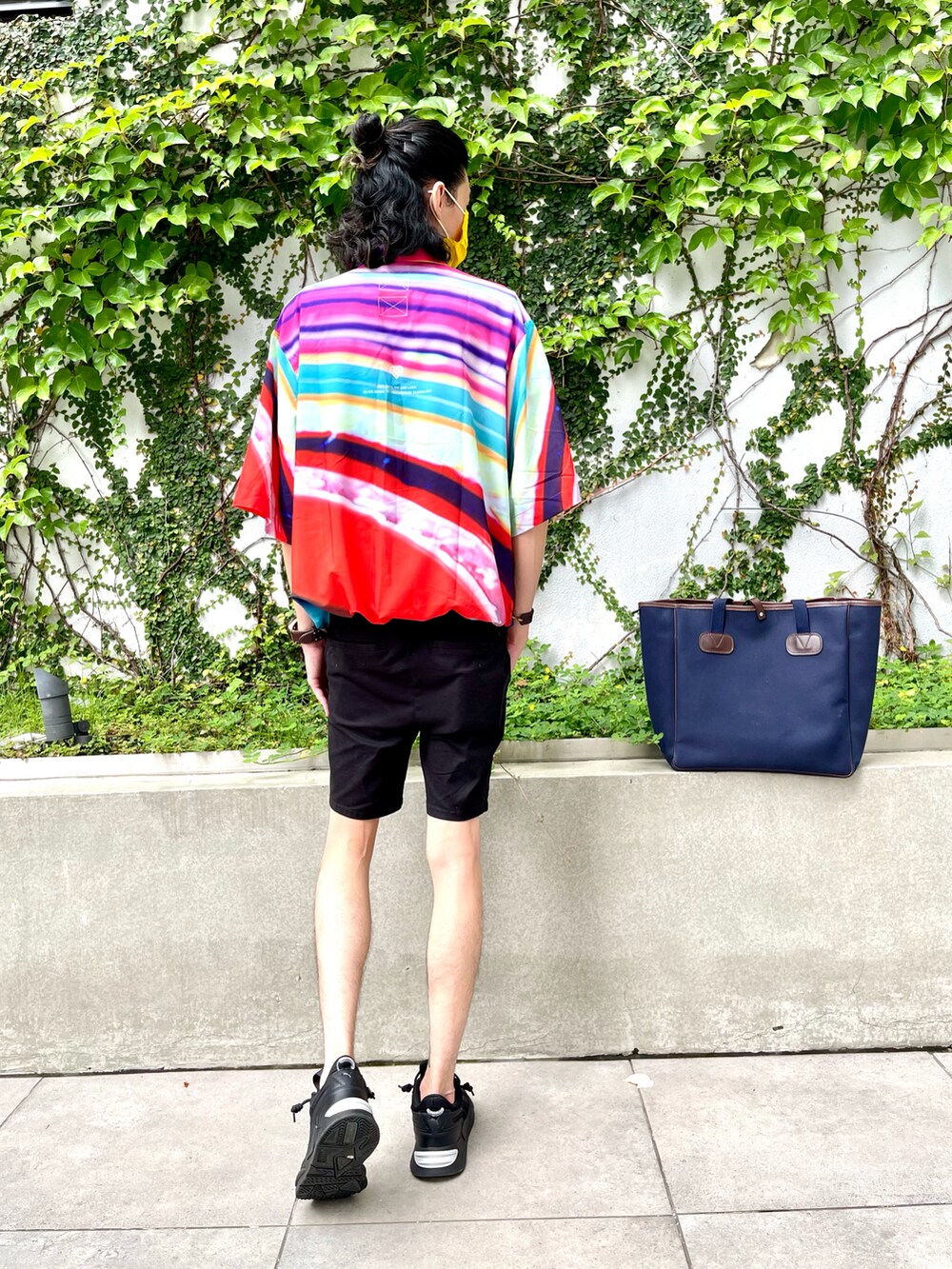 その他のシャツ/ブラウス、ブラック系のチノパンツ、ブラック系のスニーカーを着用したメンズの夏コーディネートの3枚目の写真