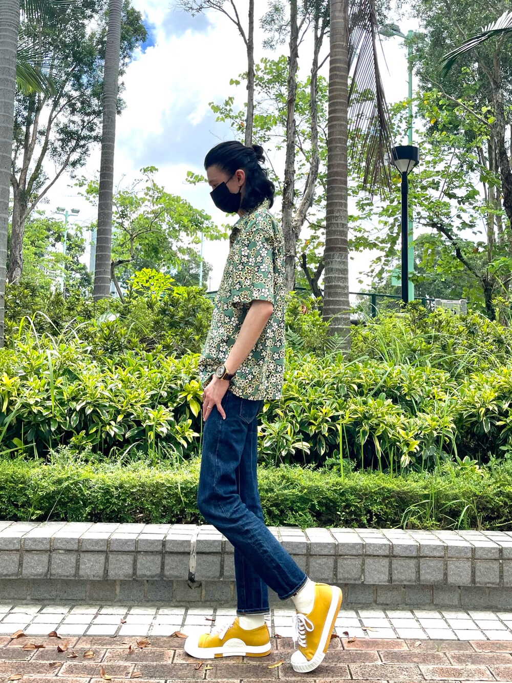 グリーン系のシャツ/ブラウス、ブルー系のデニムパンツ、イエロー系のスニーカーを着用したメンズの夏コーディネートの2枚目の写真