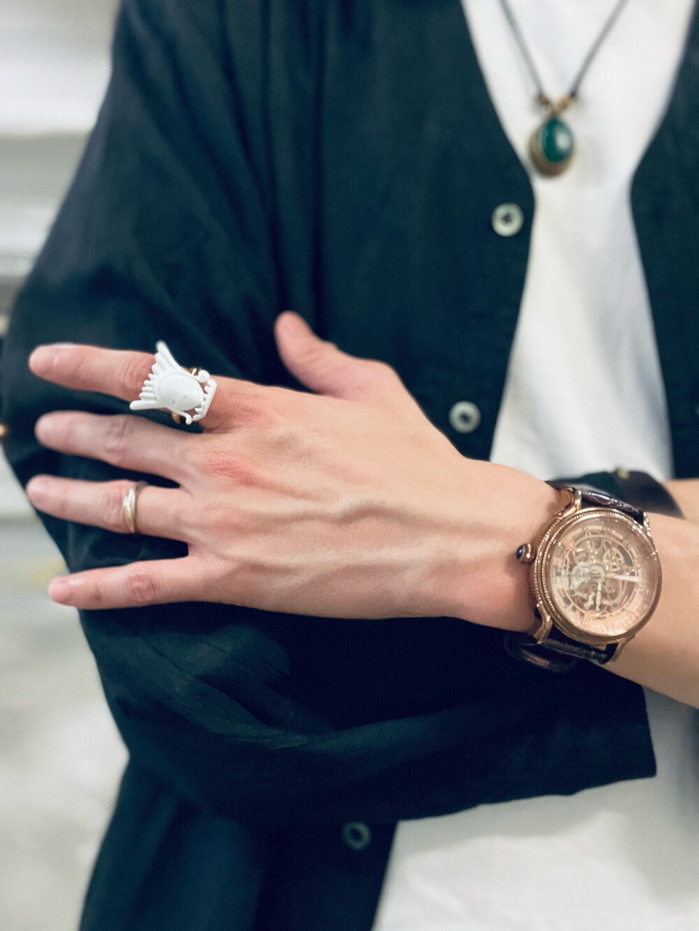 ブラック系のシャツ/ブラウス、ブラック系のパンツ、ブラック系のスリッポンを着用したメンズの夏コーディネートの3枚目の写真