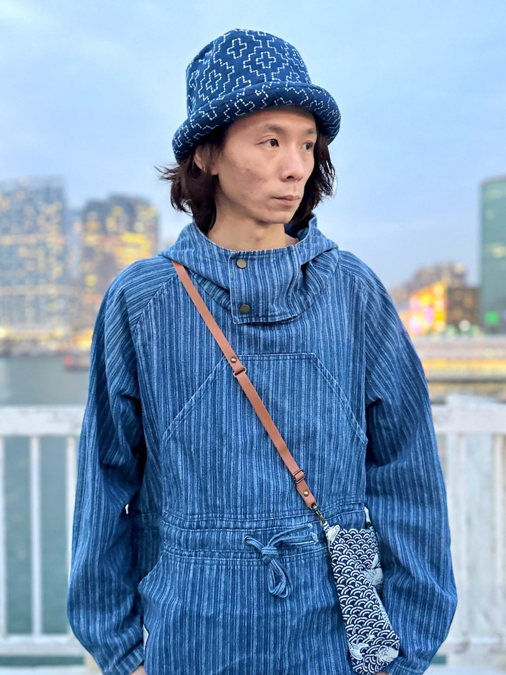 ブルー系のパーカーを着用したメンズの冬コーディネートの4枚目の写真