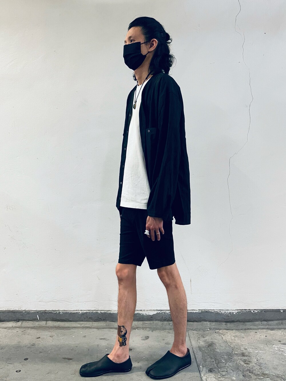 ブラック系のシャツ/ブラウス、ブラック系のパンツ、ブラック系のスリッポンを着用したメンズの夏コーディネートの2枚目の写真