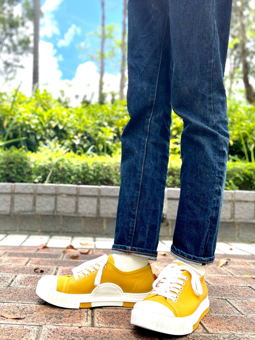 グリーン系のシャツ/ブラウス、ブルー系のデニムパンツ、イエロー系のスニーカーを着用したメンズの夏コーディネートの4枚目の写真