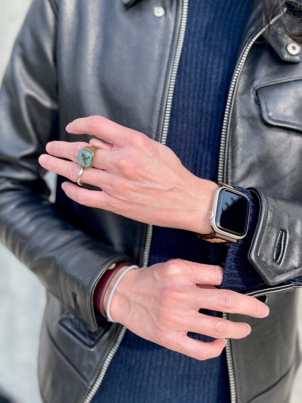 ブラック系のミリタリージャケット、ブルー系のデニムパンツ、ブラック系のその他シューズを着用したメンズの春コーディネートの3枚目の写真