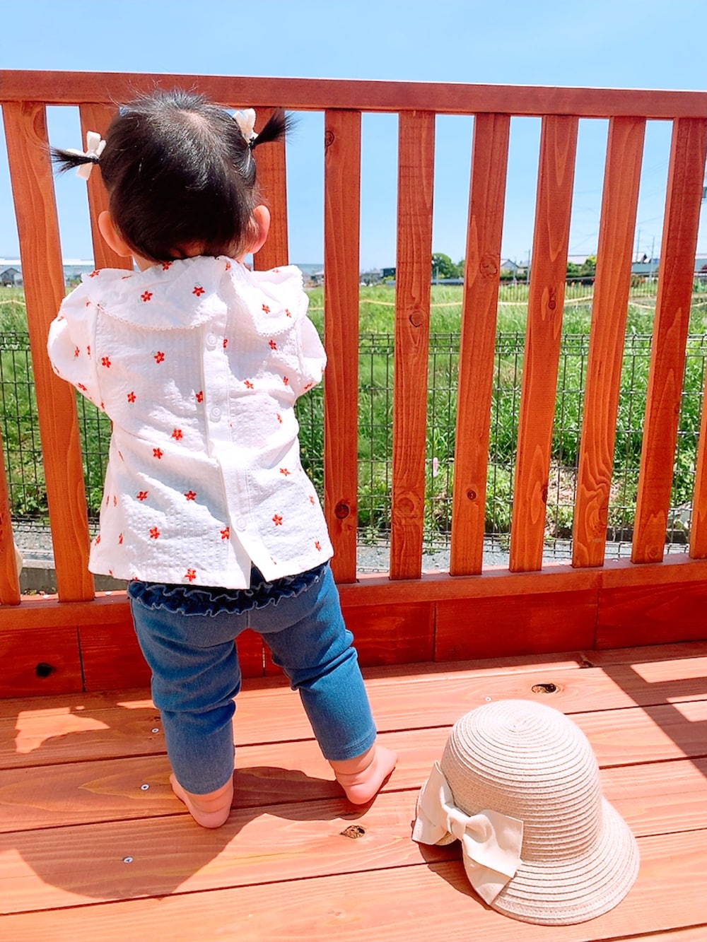 ホワイト系のシャツ/ブラウス、ブルー系のレギンス/スパッツ、ベージュ系のハットを着用したキッズの春コーディネートの2枚目の写真
