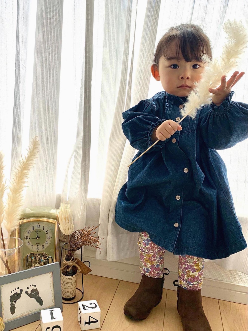 ブルー系のワンピース、ピンク系のその他パンツを着用したキッズの春コーディネートの2枚目の写真