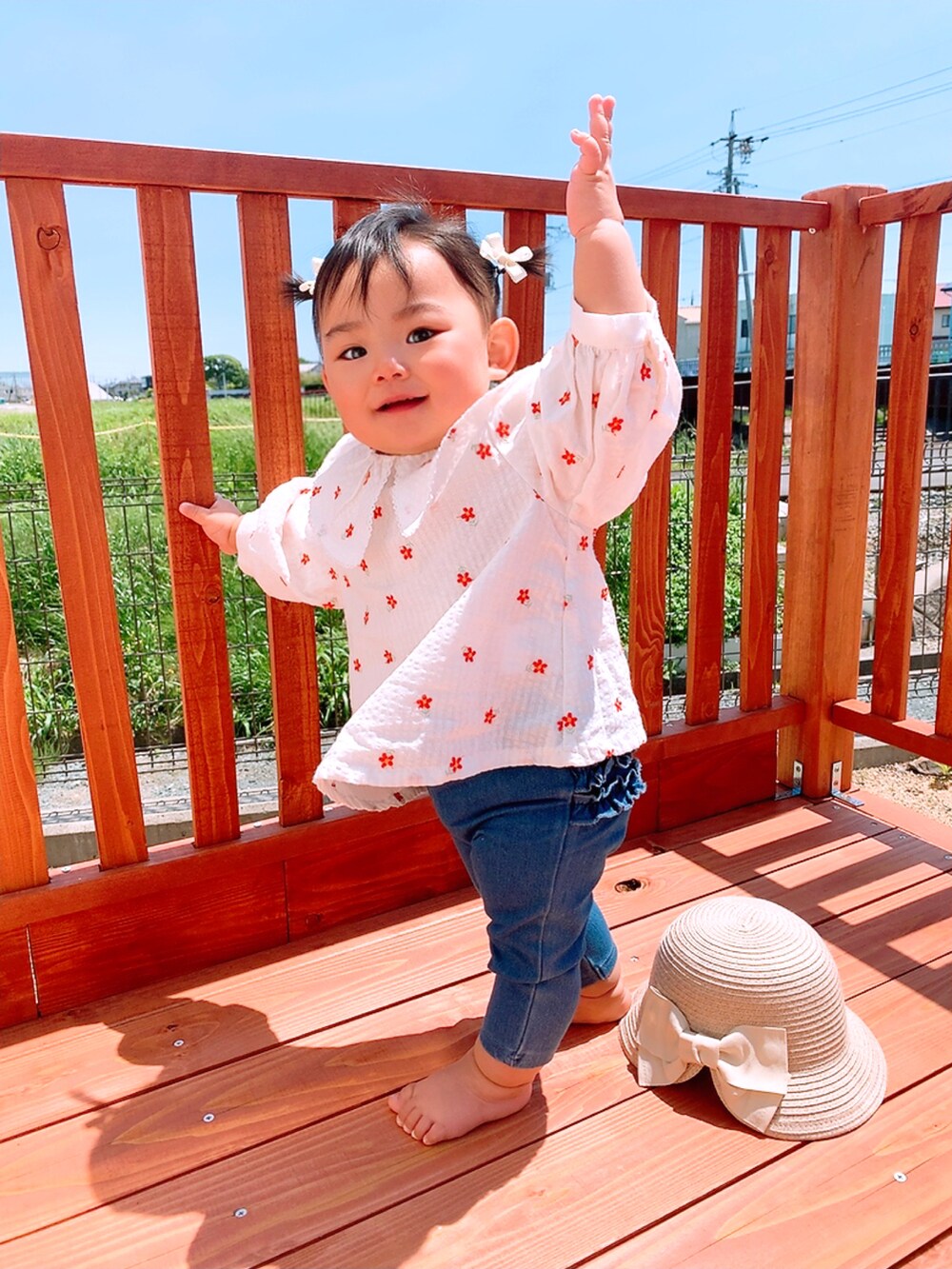 ホワイト系のシャツ/ブラウス、ブルー系のレギンス/スパッツ、ベージュ系のハットを着用したキッズの春コーディネートの3枚目の写真