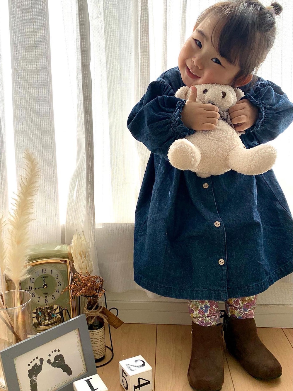 ブルー系のワンピース、ピンク系のその他パンツを着用したキッズの春コーディネートの3枚目の写真