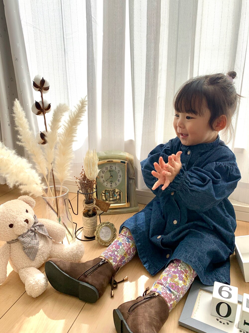 ブルー系のワンピース、ピンク系のその他パンツを着用したキッズの春コーディネートの4枚目の写真