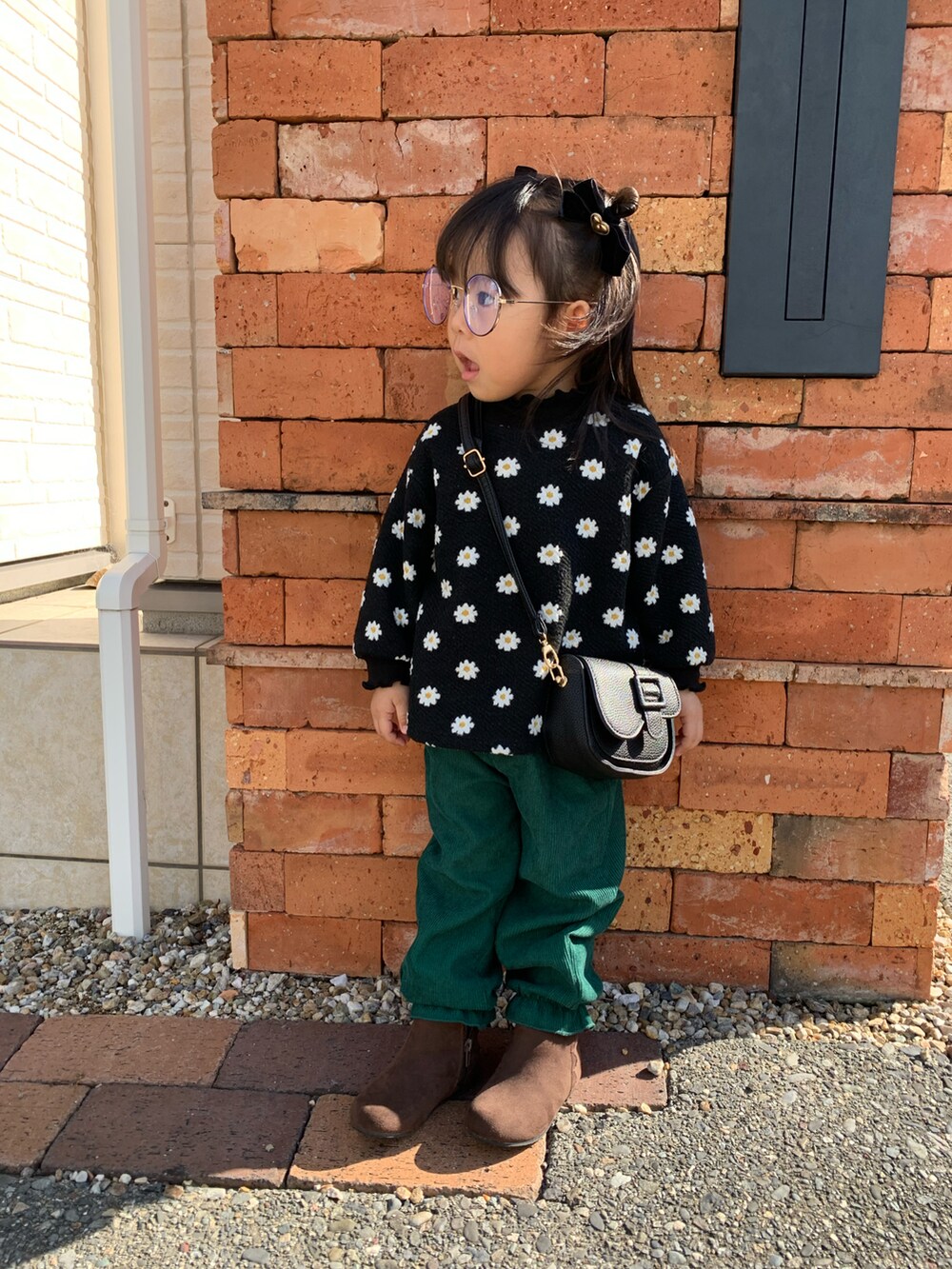 「ファッションを楽しもう、秋コーデ、カラー×コーデ、SHEIN、shein、韓国風コーデ、女の子コーデ、ベビーコーデ、秋冬コーデ、ootd、花柄、キッズコーデ」｜「apres les coursのスカラップリボンブーツ（ブーツ、ブラウン系）」を使った、shunさん（キッズ・80cm）の秋コーディネートの2枚目の写真