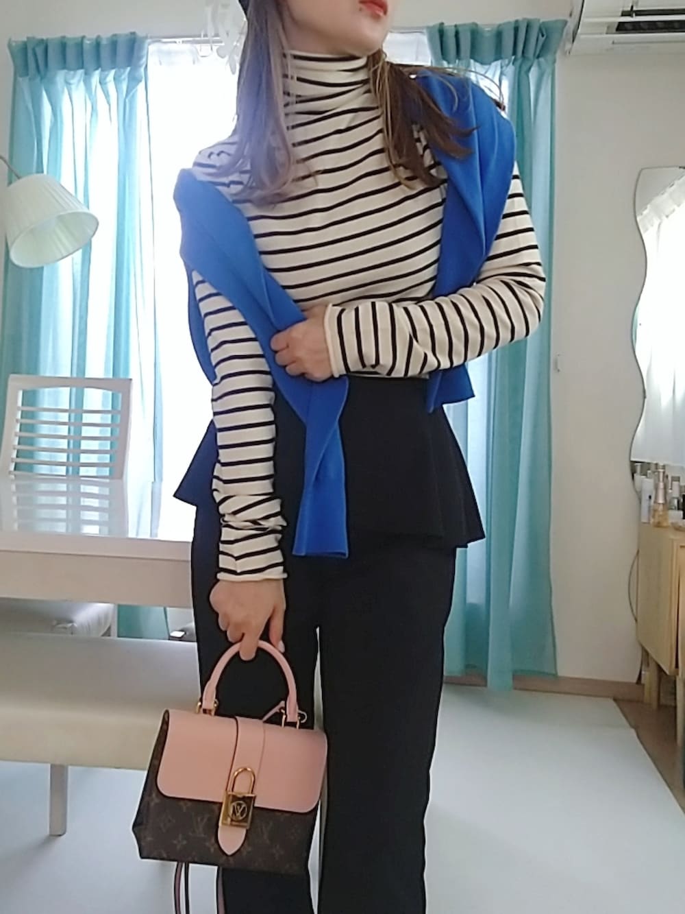 その他のニット/セーター、ブラック系のパンツを着用したレディースの秋コーディネートの4枚目の写真